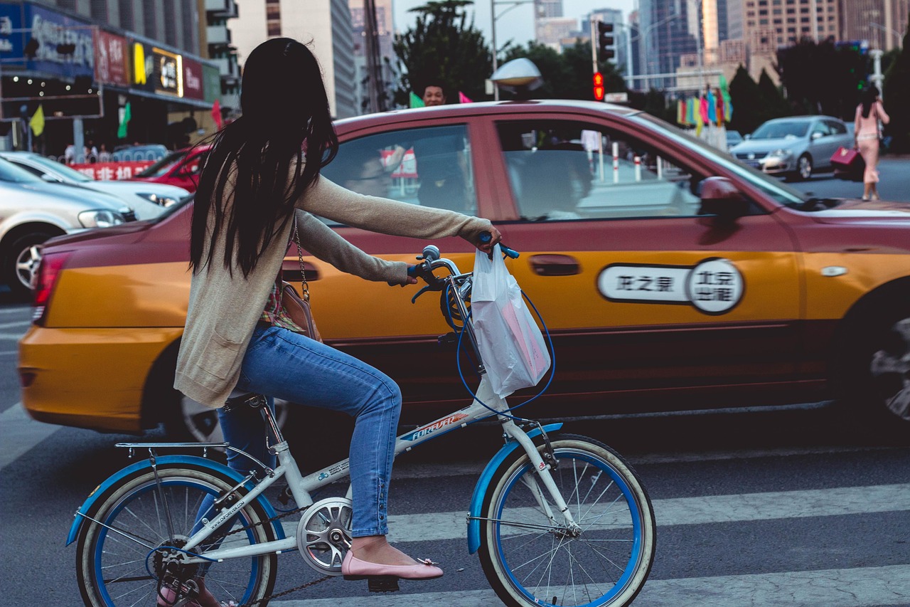 女子打网约车遭司机冲撞打骂