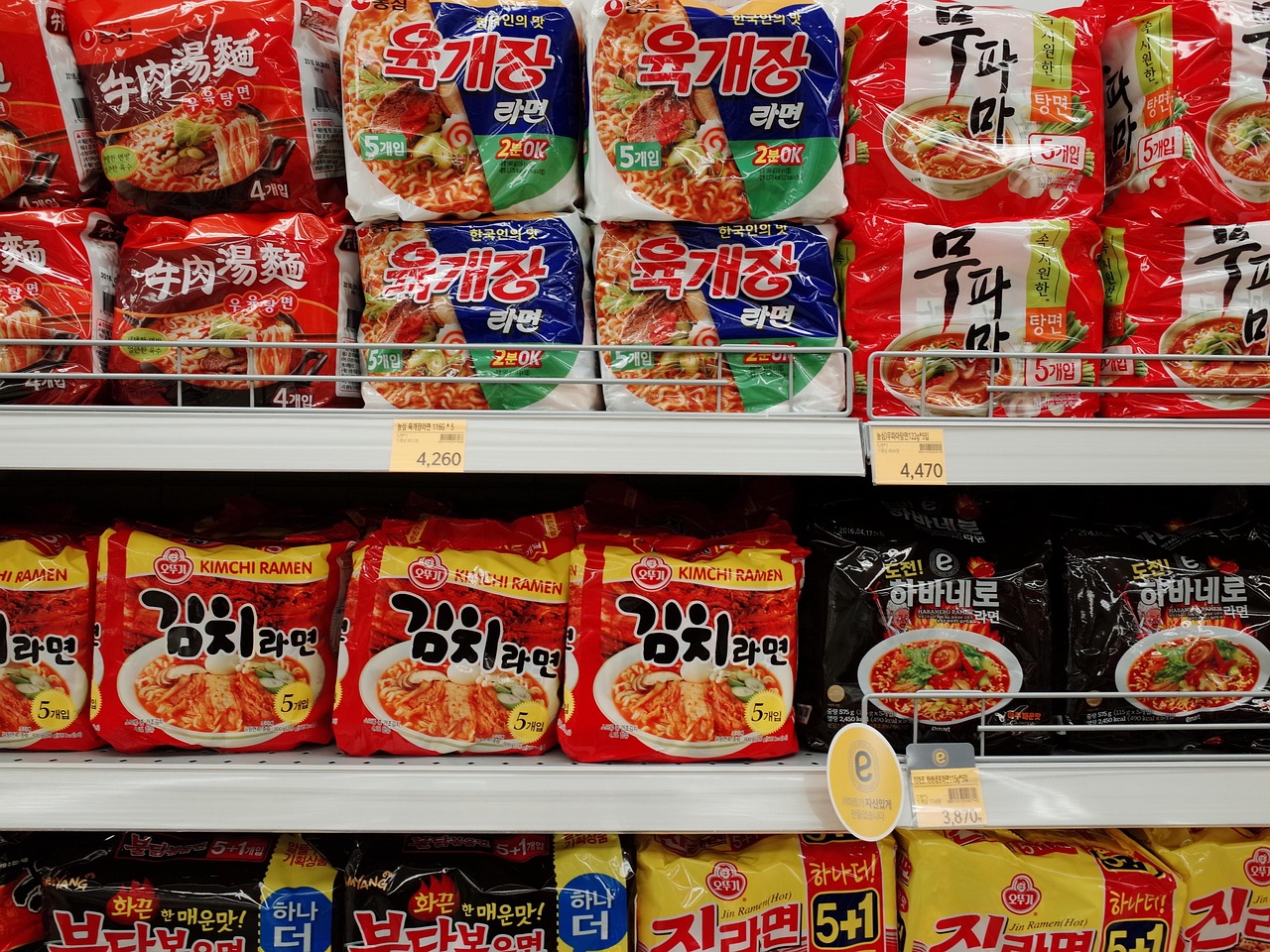 刘强东宴请外卖骑手共品火锅，一场跨越时空的温暖交流